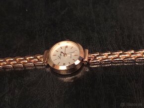Prekrásne dámske hodinky zlatej farby - 6