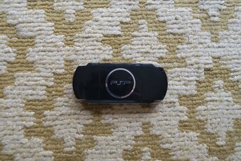 PSP 3004 s krabicou, hrami, púzdrom a ochranným sklíčkom - 6