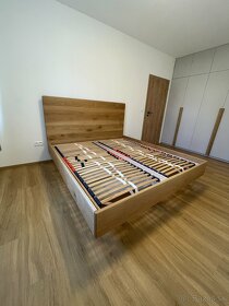 Dubová masívna posteľ s úložným priestorom a stolíkmi - 6