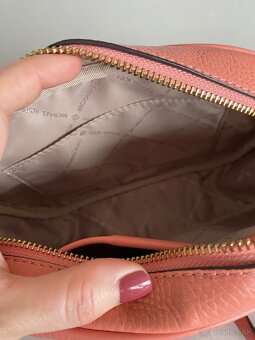 Michael Kors kožená crossbody - 6