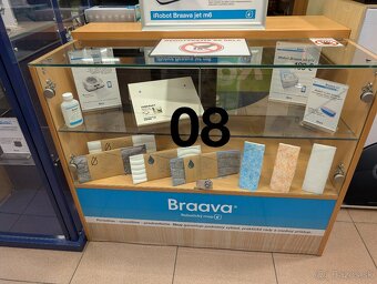 Vitrína (skrinka) a ostatný nábytok plus pútače do predajne - 6