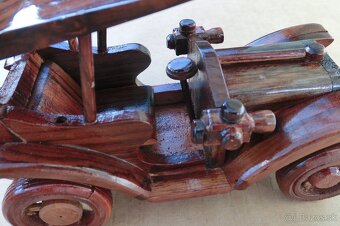 Drevený model auta. - 6