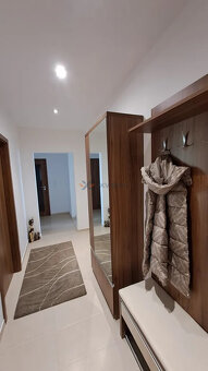 Na prenájom priestranný slnečný 3 izbový byt so zasklenou lo - 6