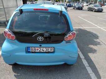 TOYOTA AYGO 1.0 Benzín svetlomodrá metalíza 5-dverí - 6