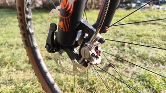 Lahky karbonovy MTB bicykel vo velkosti M (9.9 kg) - 6