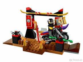 LEGO sety - Motorkári Ninjago Synovia Garmadona SOG a Mimoni - 6