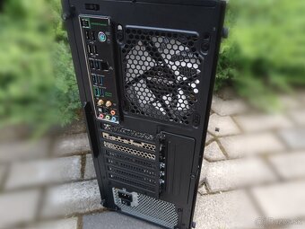 PCčko v cene 250e s intel i7 6jadro 3.7ghz a Nvidia GTX - 6