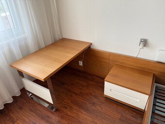 Predám moderný spálňový set – posteľ, nočné stolíky, stol - 6