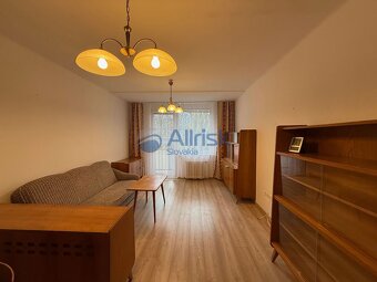 Priestranný 2-izbový byt po kompletnej rekonštrukcii vo vyhľ - 6