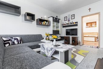 Rodinný dom s garážou a veľkým pozemkom v meste Medzev - 6