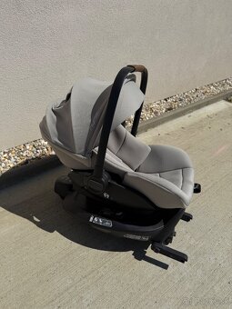 Nuna ARRA Next – bezpečná autosedačka s otočnou základňou BA - 6