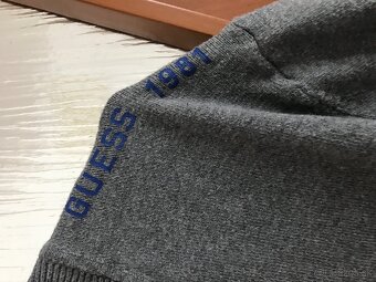 GUESS originál sivý tenký pánsky svetrik L/XL - 6