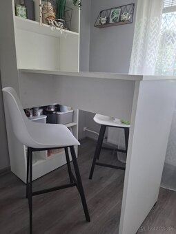 Barový pult s regálom - 6
