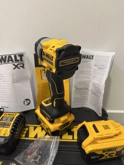 Nová sada Dewalt DCF922P2 - rázový utahovák - 6