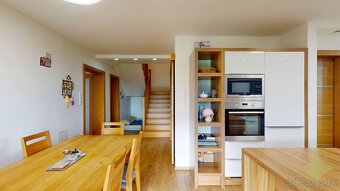 Priestranný dvojpodlažný 6-izbový rodinný dom v Malom Lapáši - 6