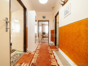 Priestranný 4-izbový rodinný dom s pekným pozemkom, g… - 6