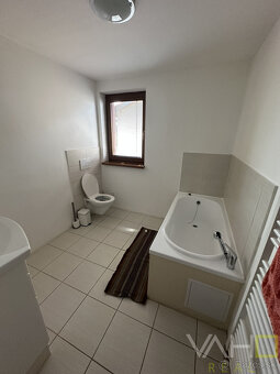 Moderný 5izbový dvojpodlažný rodinný dom v Rovinke - 6