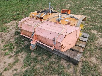 Zametacia kefa so zbernou nádobou - 6