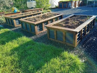 VYVÝŠENÉ ZÁHONY - 6