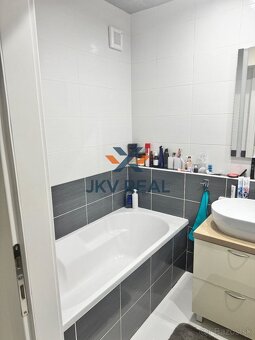 Elegantný 3‑i byt s balkónom a veľkým preskleným výhľadom – - 6