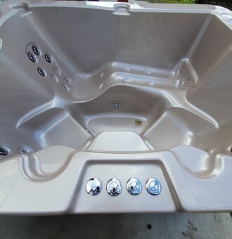 Hranatá akrylátová vírivka ECO Mini - 6