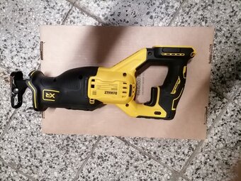 Aku chvostova a píla,, DEWALT DCS 382Z,, 18V---150€ - 6