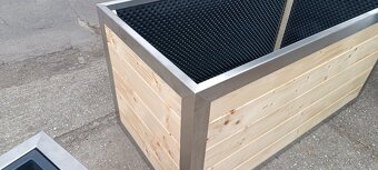 Kvetináč a záhon - 6