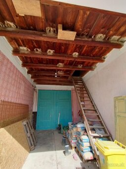 PREDAJ: Starší vidiecky dom s veľkým pozemkom a vínnou pivni - 6