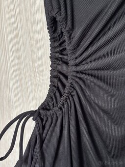 Predám sexi obtiahnuté čierne minišaty - 6