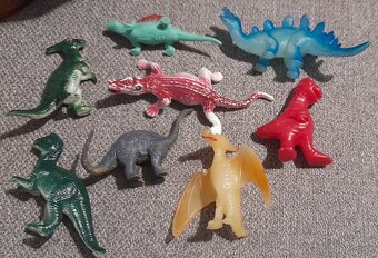 Predám knižku Dinosaury a k tomu figúrky Dinosaurov - 6