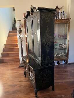 Drevená vitrína s Čínskym motívom - 6