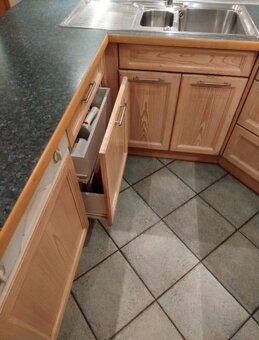 Velká kuchyňská linka z masivu s vestavěnými spotřebiči,5603 - 6