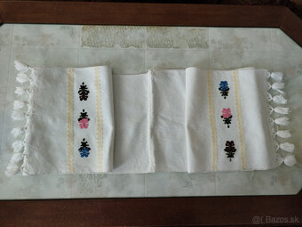 Vyšívané obrusy, závesy a zástera - 6