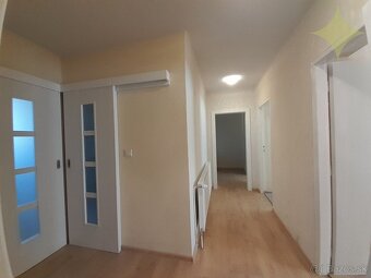 Na predaj ZREKONŠTRUOVANÝ 2-izbový byt s dvorom a GARÁŽOU v - 6