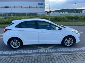Predám Hyundai i30 1.4i MPI DOHC CVVT Comfort r. v. 2012 - 6