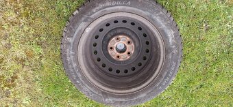 Zimné 205/55 R16 + disky a puklice - 6