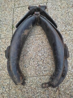 Vybijany chomut a sedlo na kona - 6