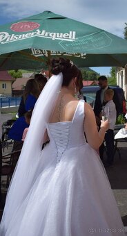 Trblietavé svadobné šaty - 6