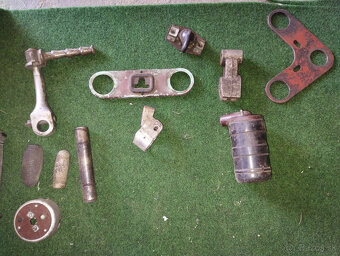 Jawa 550:mnoho dielov,plechy,svetlo,diely motor. - 6