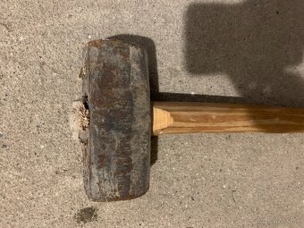 Staré ručné náradie – kosák, píly, sekera (zachovalé, na pre - 6