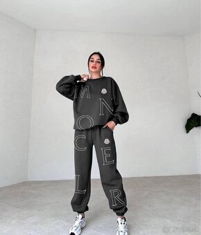 Čierne súpravy Moncler muž a žena - 6
