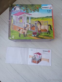 Schleich 42369 Stajňa s koňmi a osetrovatelkou - 6
