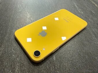 Apple iPhone XR 64 GB v žltej farbe - 6