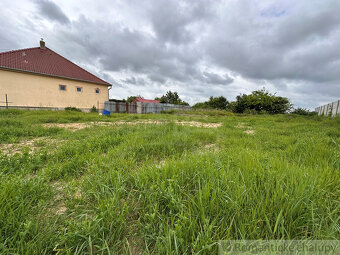 Priestranný pozemok v Hurbanove – pokojné miesto s výborno - 6