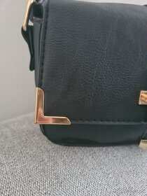 Mala čierna kabelka si zlatými detailami - 6
