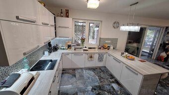 PREDAJ - LUXUSNÉHO 5 izb.RD s terasami,garážami,bazénom v KN - 6