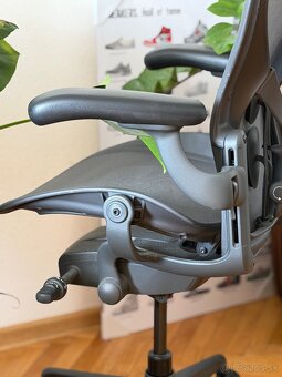 Herman Miller Aeron – veľkosť B | Graphite | Pre tvrdé podla - 6