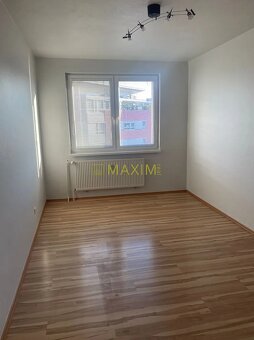 Ponúkame na predaj 3- izbový byt na Dlhých Dieloch na ulici  - 6