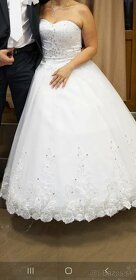 Krásne zdobené svadobné šaty - 6