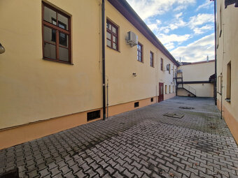Komerčné priestory v centre s dvorom 120m2 a garážou. TOP PO - 6